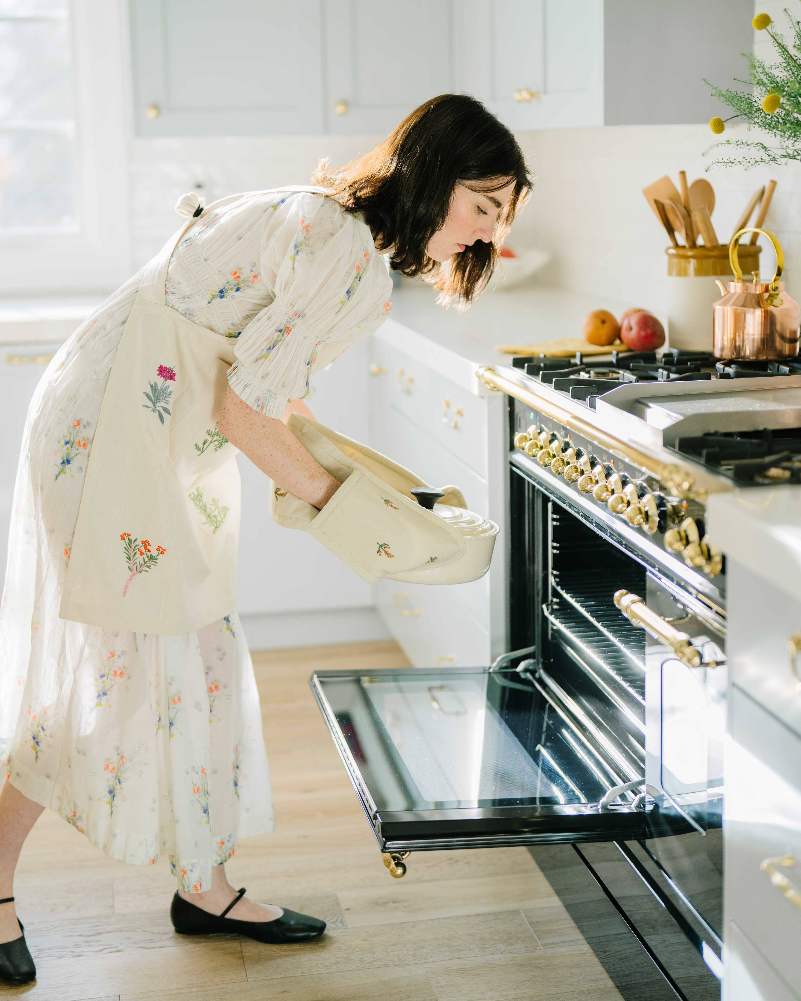 Cotton apron with embroidered botanical details and front pockets
