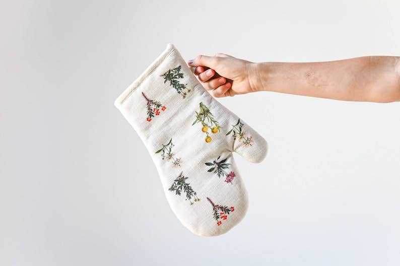 Cotton oven mitt with vintage botanical print and quilted padding