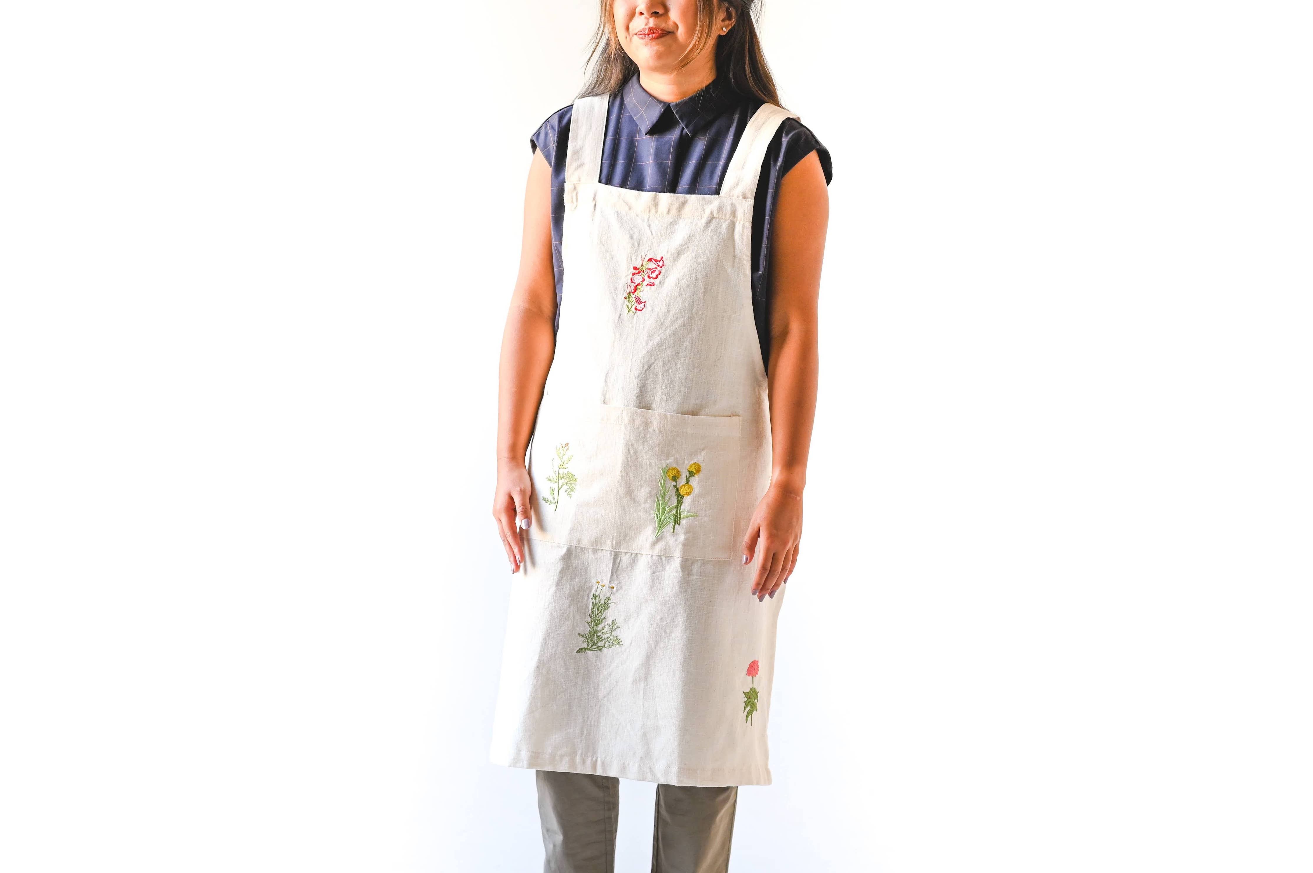 Functional apron with two front pockets and embroidered detail