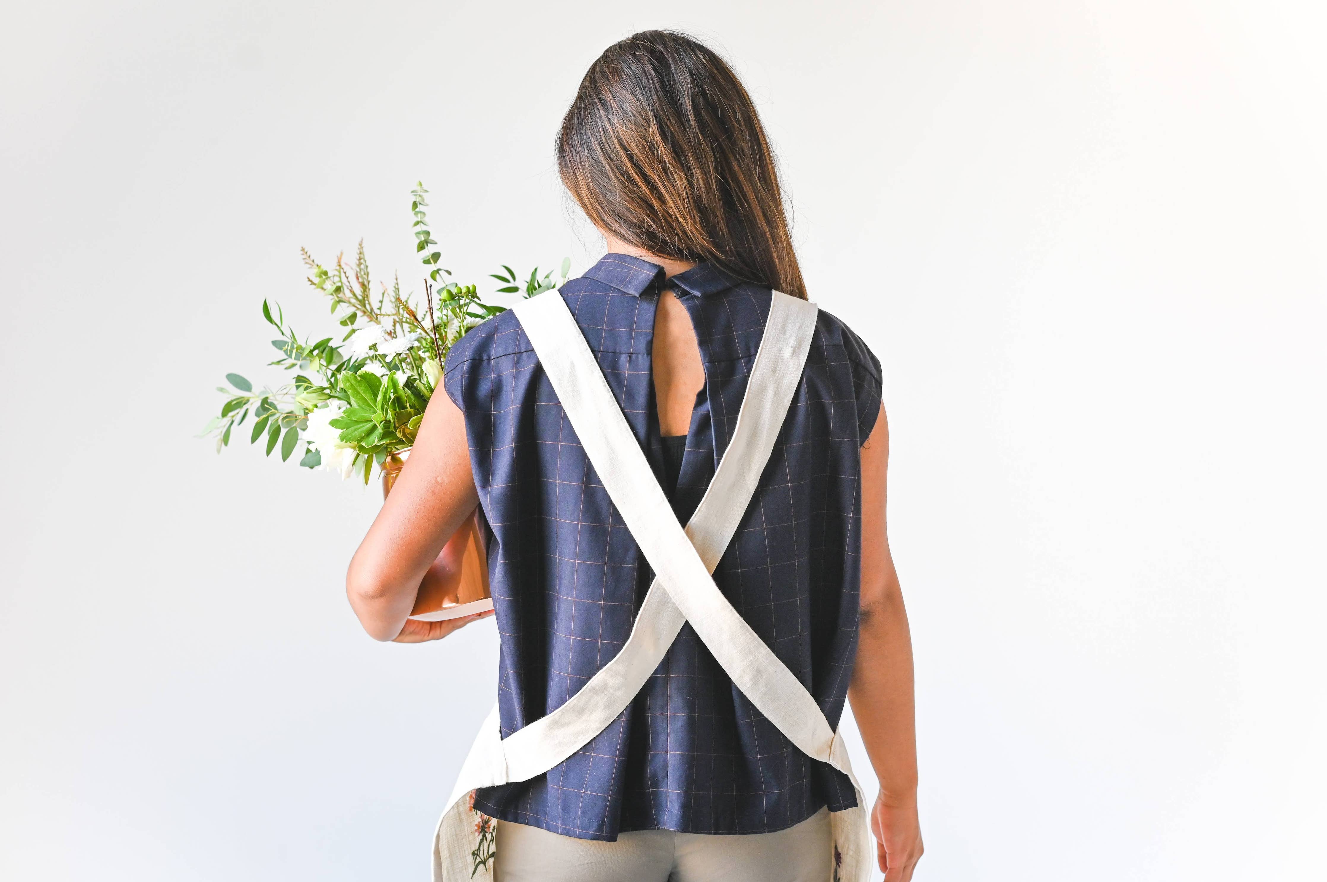 Comfortable crisscross apron in natural cotton fabric