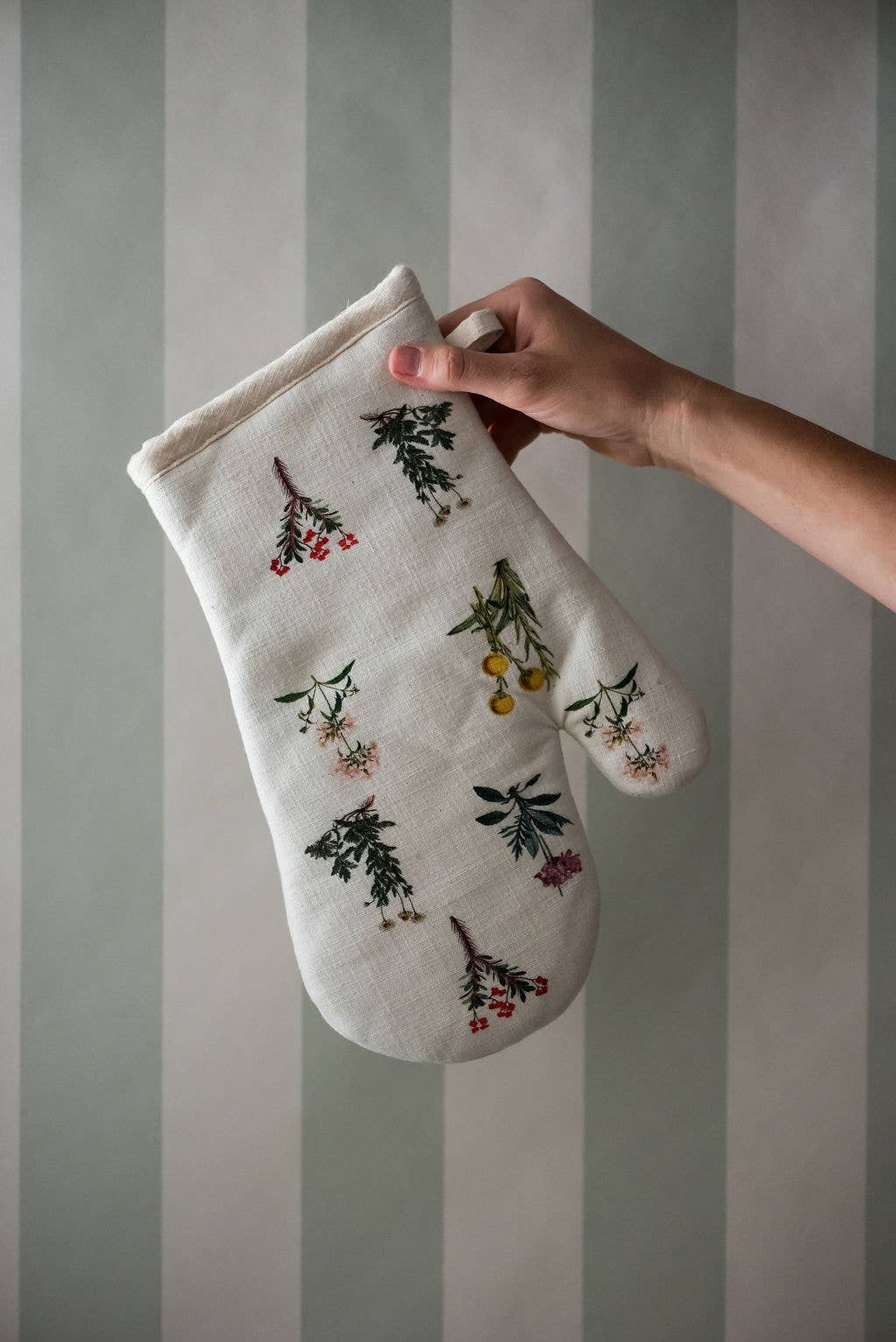 Botanical print kitchen mitt designed for heat protection